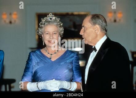 La Regina Elisabetta II e il Presidente francese François Mitterrand durante il suo Royal Tour di Francia giugno 1992. Foto Stock