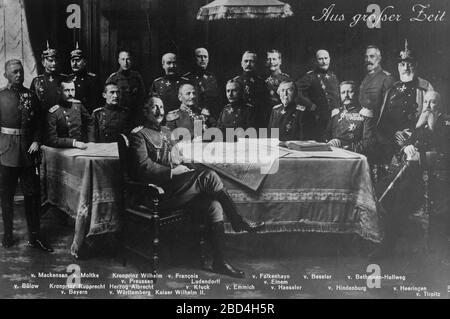 Da sinistra a destra: Von Bulow, von Mackensen, von Molike, Principe ereditario Guglielmo di Prussia, von Francois, Ludendorff, von Falkenheyn, von Eimen, von Beseler, von Bethman-Hollweg, von Heeringen. Seduto da sinistra a destra: Principe Rupprecht Foto Stock