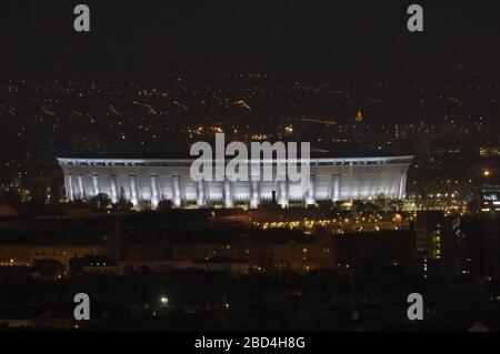 (200407) -- BUDAPEST, 7 aprile 2020 (Xinhua) -- Puskas Arena è illuminata con luce bianca come uno spettacolo di apprezzamento per gli sforzi degli operatori sanitari per combattere la pandemia COVID-19 a Budapest, Ungheria, 6 aprile 2020. (Foto di Attila Volgyi/Xinhua) Foto Stock