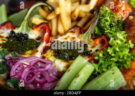 Ali di pollo fritte e patatine fritte. Menu. Foto Stock