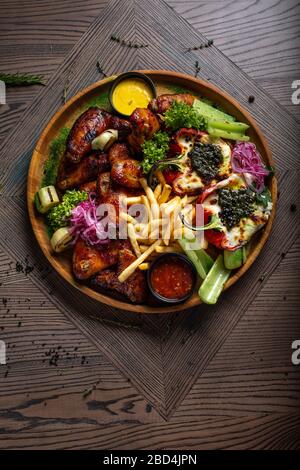 Ali di pollo fritte e patatine fritte. Menu. Foto Stock