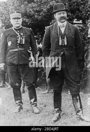 Adolphe Messimy, politico francese e ministro della guerra all'inizio della prima guerra mondiale con il generale Joseph Jacques Césaire Joffre ca. 1914-1917 Foto Stock