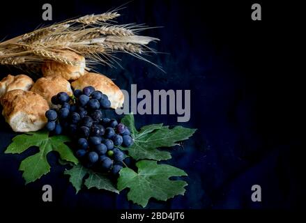 Uva da grano pane e corona di spine su sfondo nero come simbolo del cristianesimo Foto Stock