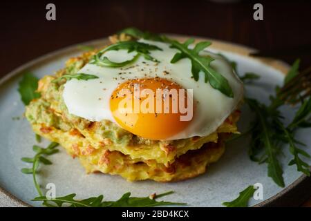 Chaffles, ketogenic alimentazione di salute di dieta. Cialde fatte in casa con uova fritte, mozzarella Foto Stock