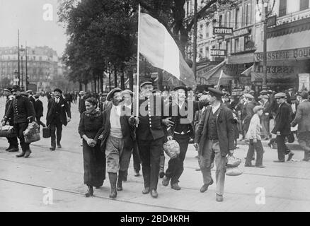 Soldati di reservisi francesi che marciano davanti alla Brasserie Bougeneaux (9 Rue de Strasbourg), Parigi, Francia, sulla loro strada per la Gare de l'Est, durante la prima guerra mondiale ca. 1914-1915 Foto Stock