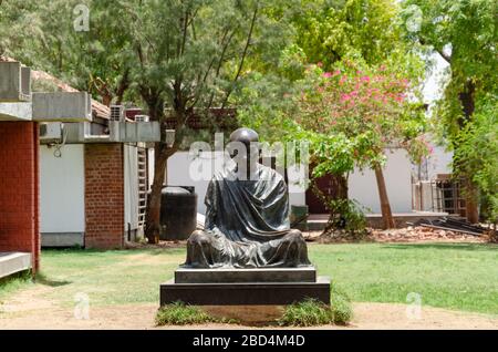 Statua in pietra del Mahatma Gandhi a Gandhi Ashram, Sabarmati, Ahmedabad, Gujarat, India Foto Stock