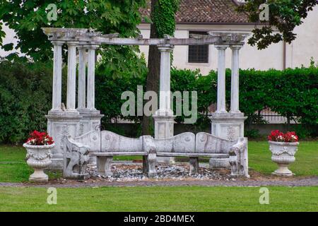 Padiglione in giardino, antico albero in pietra in Italia Foto Stock