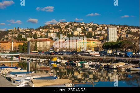 L'area portuale di Rijeka nella contea di Primorje-Gorski Kotar in Croazia. Il castello di Trsat può essere visto sullo sfondo a sinistra Foto Stock