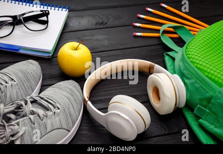 Uno stile di vita sano. Concetto di stile di vita attivo, sport, fitness, salute. Sneakers, bottiglia d'acqua, smartphone, cuffie, diam. Per notebook Foto Stock