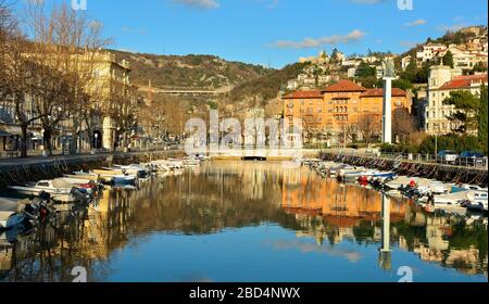 L'area portuale di Rijeka nella contea di Primorje-Gorski Kotar in Croazia. Il castello di Trsat può essere visto sullo sfondo centrale a destra Foto Stock