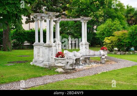 Padiglione in giardino, antico albero in pietra in Italia Foto Stock