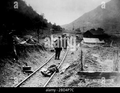 Foto mostra gli eventi relativi al massacro di Ludlow, durante il quale un campo tenda di minatori impressionanti a Ludlow Colorado è stato attaccato dalla Guardia Nazionale del Colorado il 20 aprile 1914 Foto Stock