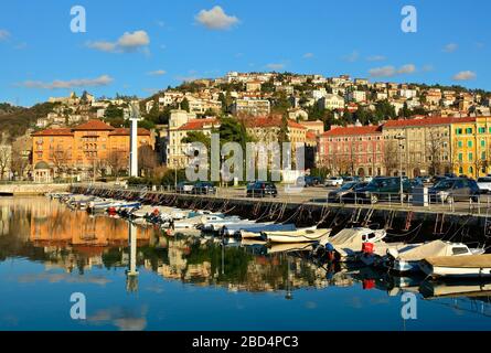 L'area portuale di Rijeka nella contea di Primorje-Gorski Kotar in Croazia. Il castello di Trsat può essere visto sullo sfondo a sinistra Foto Stock