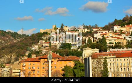 L'area portuale di Rijeka nella contea di Primorje-Gorski Kotar in Croazia. Il castello di Trsat è visibile sullo sfondo Foto Stock