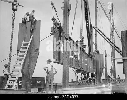 Mettendo 46 tonnellate di trave in luogo Consolidated gas Company edificio, 15 e Irving, New York City ca. 1913 Foto Stock