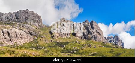 Il massiccio dell'Andingitra, alte montagne rocciose, visto dalla valle durante il trekking a Pic Boby Foto Stock