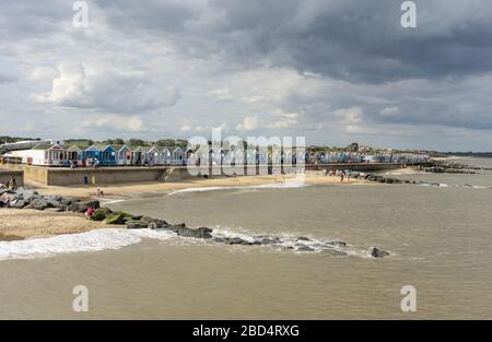 Vista dalla fine del molo alla spiaggia e una linea di capanne colorate, Southwold, Suffolk, UK Foto Stock