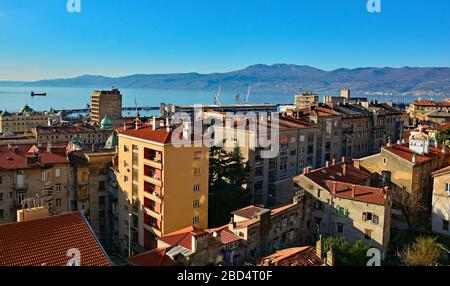 Edificio residenziale nella zona del porto di Rijeka, nella contea di Primorje-Gorski Kotar in Croazia Foto Stock