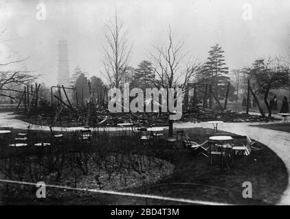 La fotografia mostra i resti del padiglione del tè presso i Royal Botanic Gardens di Kew, Londra occidentale, che è stato distrutto da un attacco arson in marzo dai suffragi Lilian Lenton e Olive Wharry dell'Unione sociale e politica delle donne Foto Stock