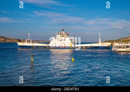 Palau, Sardegna / Italia - 2019/07/17: Vista panoramica del porto turistico per yacht e del porto turistico - Porto Turistico Palau - con molo dei traghetti a Costa Smeralda Foto Stock