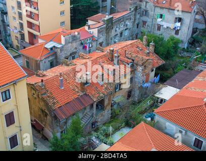 Una vista aerea di alcuni vecchi edifici residenziali storici nella zona del porto di Rijeka, nella contea di Primorje-Gorski Kotar della Croazia Foto Stock