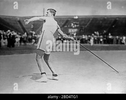 Pista olimpica e atleta di campo Platt Adams che partecipa a un evento javelin tiro ca. 1910-1915 Foto Stock