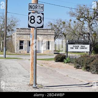 Paint Rock, Texas, è la sede della contea di Concho, Texas. In quest'area si trovano casi di assenza di coronavirus (COVID19). Anche in questa piccola città sono evidenti i segni di una pandemia, tra cui quella che sollecita preghiere a nome del paese. Foto Stock