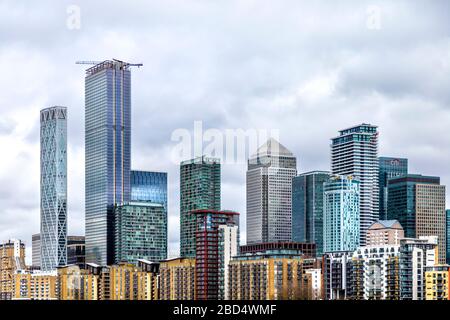 Skyline dei grattacieli a Canary Wharf da sinistra Terranova Quay, Londra, Regno Unito Foto Stock