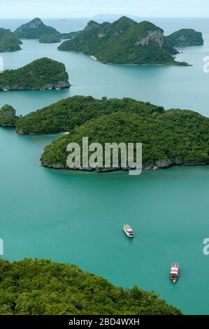 Molte isole verdi sono sparpagliate il mare. Questo è l'arcipelago di Ang Thong - Parco Nazionale Marino vicino Koh Samui, Thailandia. Foto Stock