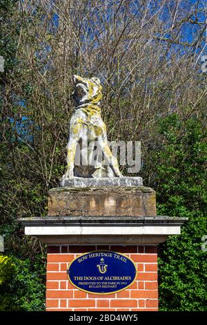 Uno dei due cani di sculture Alcibiades che custodiscono l'ingresso del Bonner Gate a Victoria Park, Londra, Regno Unito Foto Stock