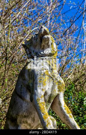 Uno dei due cani di sculture Alcibiades che custodiscono l'ingresso del Bonner Gate a Victoria Park, Londra, Regno Unito Foto Stock