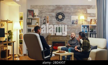 Psicoanalista che dà la guida di rapporto di coppia. Marito infelice. Foto Stock