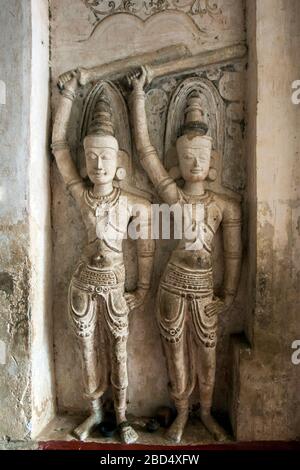 Figure di guerriero buddista scolpite situate all'interno della Image House di Sri Lankathilaka Rajamaha Viharaya (tempio Lankatilaka) a Rabbegamuwa in Sri Lanka Foto Stock