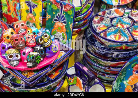 Ceramica messicana tradizionale colorata. Stile Talavera. Souvenir in vendita nel mercato locale di Guanajuato, Messico. Foto Stock