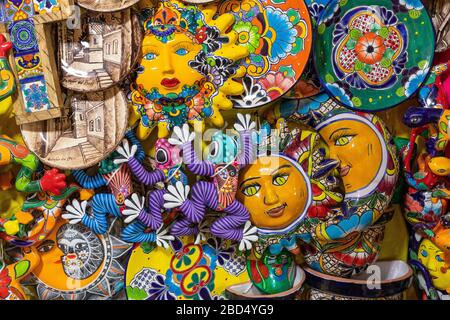 Ceramica messicana tradizionale colorata. Stile Talavera. Souvenir in vendita nel mercato locale di Guanajuato, Messico. Foto Stock