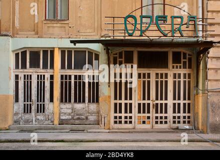 Rijeka, Croazia-Dicembre 25 2019. Un vecchio teatro è chiuso e derelict nel centro della città costiera di Rijeka nella contea di Primorje-Gorski Kotar Foto Stock
