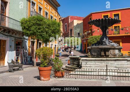 Guanajuato centro storico della città. Case colorate costruite sulla collina. Guanajuato Stato, Messico. Foto Stock