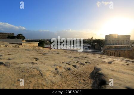 Vista panoramica dello skyline - la piazza principale, la Fontana delle Tritions e la Chiesa Parrocchiale di San Publio, vista dalle mura della città di la Valletta, Malta Foto Stock