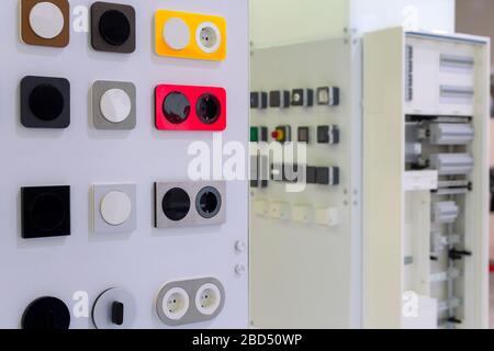 Interruttori e prese elettriche sul supporto del negozio Foto Stock