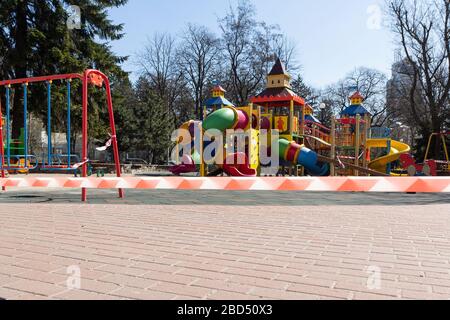 Kiev, Ucraina - 06 aprile 2020: Parco giochi all'aperto chiuso. Quarantena a distanza sociale del coronavirus Foto Stock