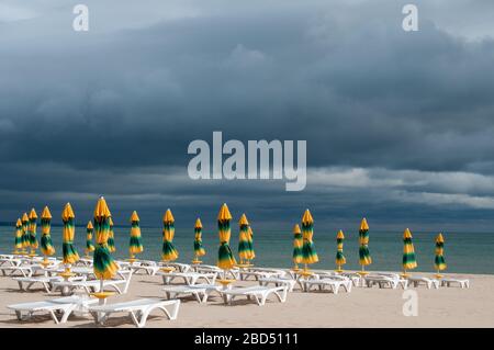 Questo è il back-end sulla spiaggia. Ombrelloni è stata chiusa, l'incantesimo di bel tempo ha rotto. Foto Stock