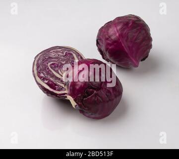 Freschi cavoli viola isolati su sfondo bianco Foto Stock