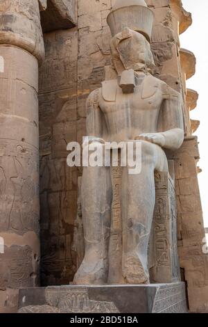 Colossali figure sedute delle deificate Ramesse II al Tempio di Luxor Foto Stock