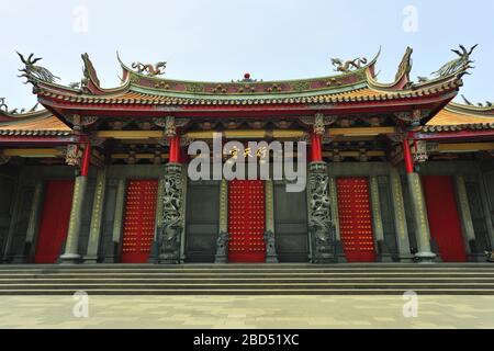 All'esterno si affaccia sul Tempio di Xingtian a Taipei Taiwan Foto Stock