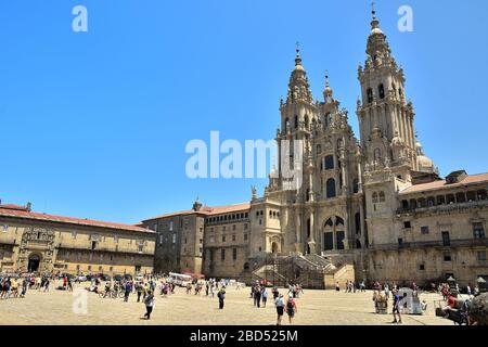 SANTIAGO DE COMPOSTELA, LA CORUÑA, GALIZIA, SPAGNA - 9 LUGLIO 2019: Turisti in piazza Obradoiro in Galizia, Spagna Foto Stock