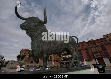 Statua bronzea di toro (Toro de la Vega; toro del prato), Tordesillas, provincia di Valladolid, Castiglia e León, Spagna, Europa Foto Stock