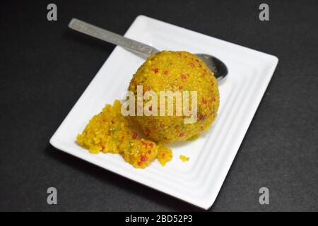 Moti Choor Laddu in White Plate on Black background Fotografia d'archivio immagine Foto Stock