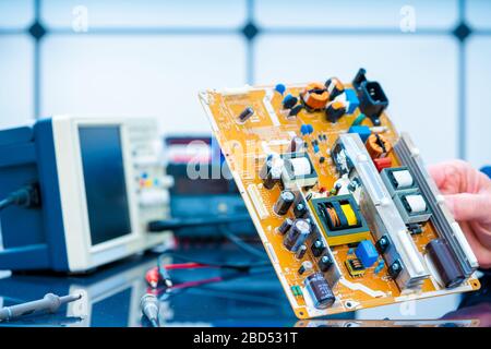 Microcontroller witch PCB in laboratorio di elettronica Foto Stock