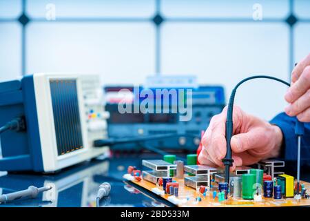 Microcontroller witch PCB in laboratorio di elettronica Foto Stock
