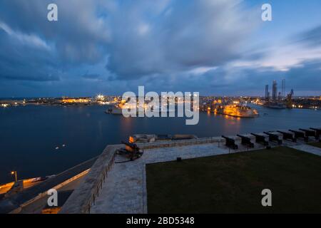 La batteria di saluta del XVI secolo al livello inferiore del Bastione San Pietro e Paolo che si affaccia su Fort St. Angelo e il Grand Harbour a la Valletta, Malta Foto Stock